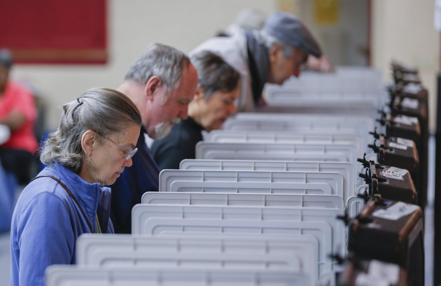 Imagen de archivo de unas personas que votan en un colegio electoral instalado en la iglesia metodista Epworth United en Atlanta, Georgia. EFE/Erik S. Lesser