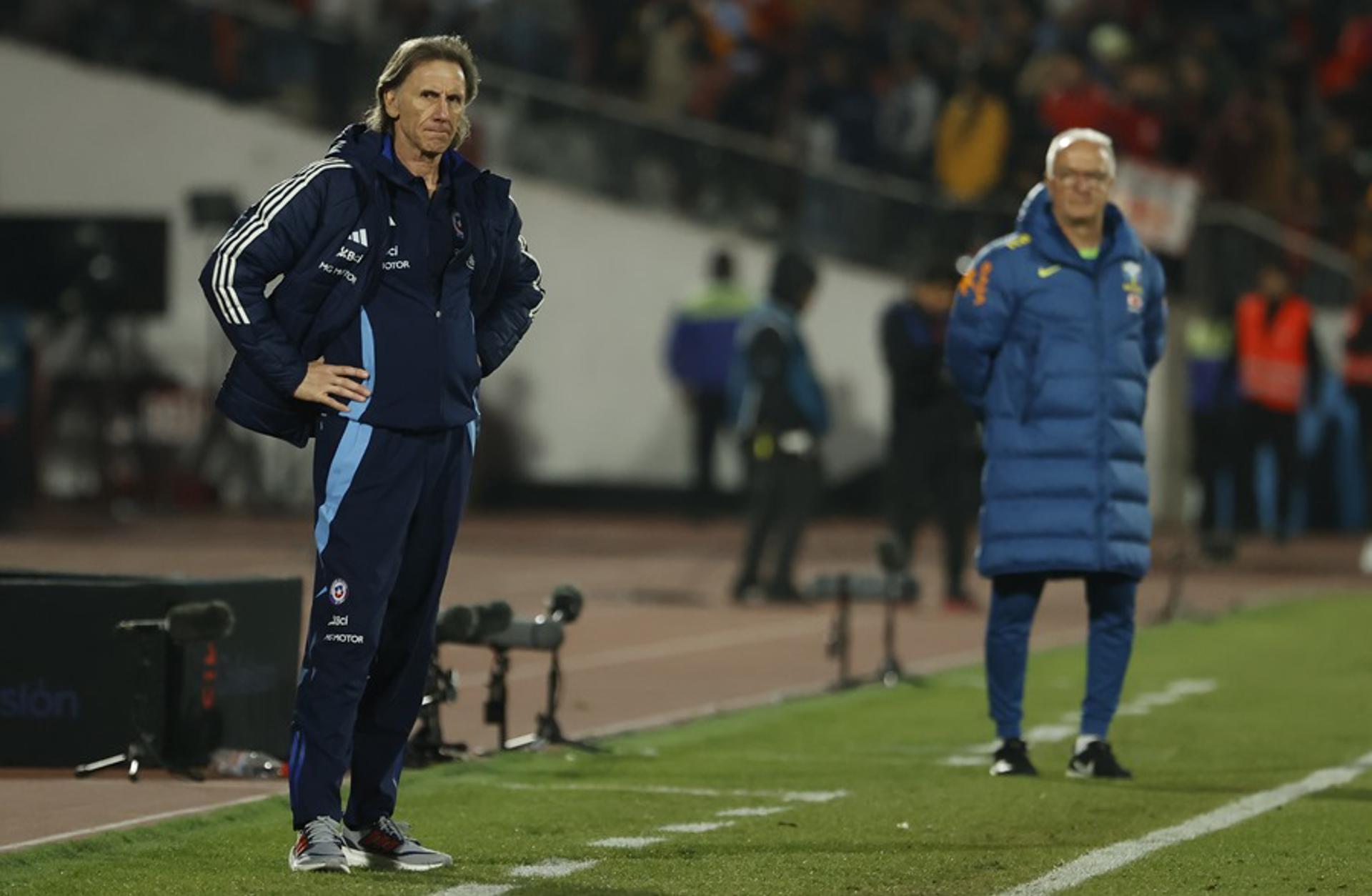 Los seleccionadores de Chile, Ricardo Gareca (i), y de Brasil, Dorival Júnior (d), fueron registrados este jueves, 10 de octubre, durante un partido de la fecha 9 de las eliminatorias sudamericanas al Mundial FIFA de 2026, en el estadio Nacional Julio Martínez Prádanos de Santiago de Chile. EFE/Elvis González
