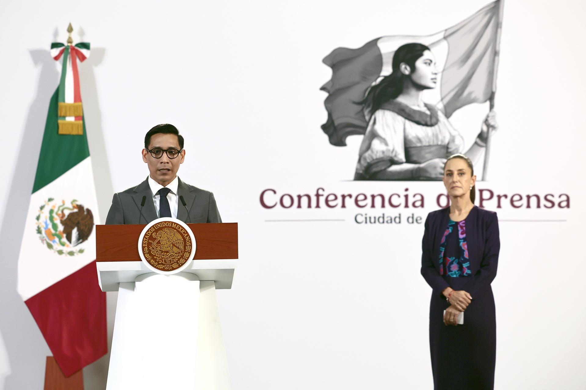 El coordinador de Infodemia del Sistema Público de Radiodifusión del Estado Mexicano, Miguel Ángel Elorza, habla este miércoles durante una conferencia de prensa matutina en Palacio Nacional de la Ciudad de México (México). EFE/ José Méndez
