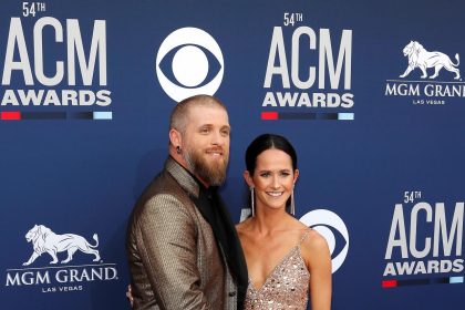 El cantautor estadounidense Brantley Gilbert (izq) y su mujer Amber Cochran posan a su llegada a la 54º ceremonia de entrega de los Premios de la Academia de Música Counrty en el MGM Grandd Garden Arena de Las Vegas (Estados Unidos). Archivo. EFE/ Nina Prommer