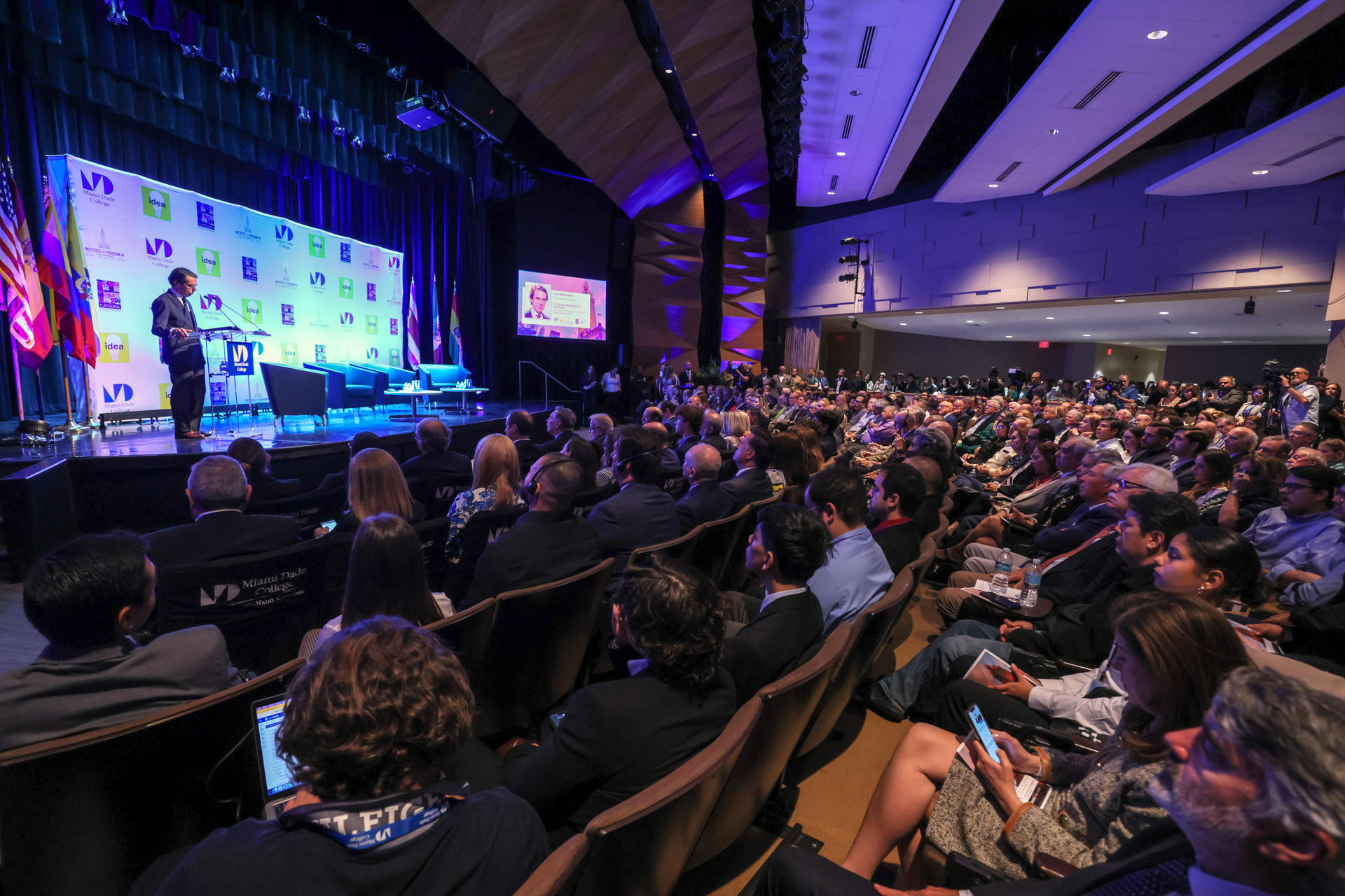 El expresidente del Gobierno español, José María Aznar, habla durante el IX Diálogo Presidencial del Grupo IDEA sobre democracia de ciudadanos y migraciones, este jueves en el Miami Dade College (MDC), en Miami, Florida (Estados Unidos). EFE/ Giorgio Viera
