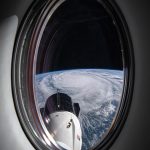 Fotografía capturada por el astronauta de la NASA Matthew Dominick desde la ventana del Dragon Endeavour mientras la Estación Espacial Internacional transitaba sobre el Golfo de México que muestra el ojo del huracán Milton. EFE/ Matthew Dominick / SOLO USO EDITORIAL/ SOLO DISPONIBLE PARA ILUSTRAR LA NOTICIA QUE ACOMPAÑA (CRÉDITO OBLIGATORIO)