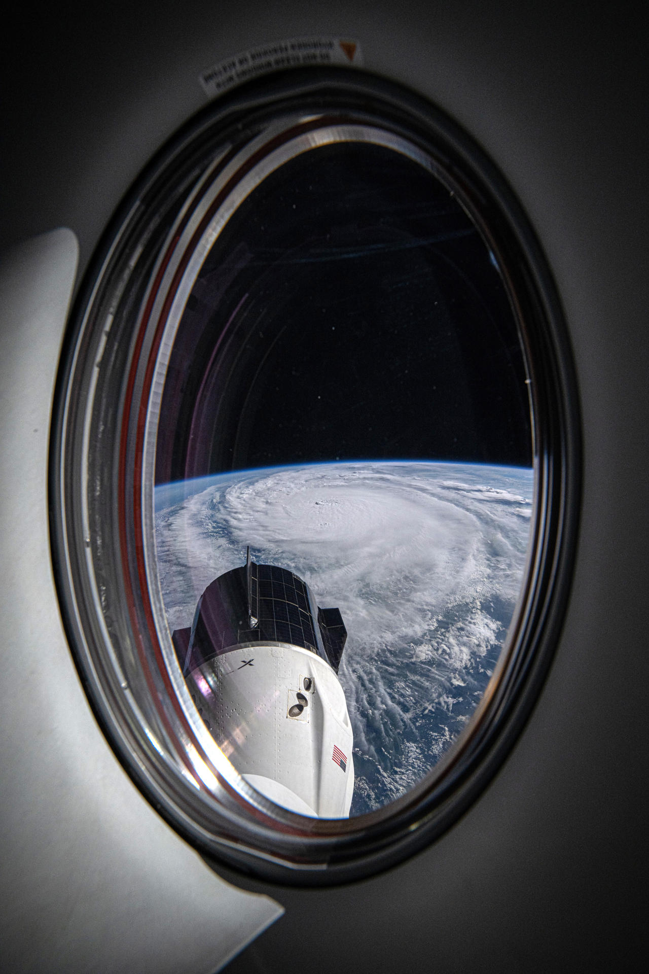 Fotografía capturada por el astronauta de la NASA Matthew Dominick desde la ventana del Dragon Endeavour mientras la Estación Espacial Internacional transitaba sobre el Golfo de México que muestra el ojo del huracán Milton. EFE/ Matthew Dominick / SOLO USO EDITORIAL/ SOLO DISPONIBLE PARA ILUSTRAR LA NOTICIA QUE ACOMPAÑA (CRÉDITO OBLIGATORIO)