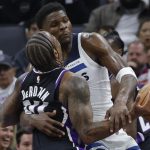 Los jugadores de los Sacramento Kings DeMar DeRozan (iz) y de los Minnesota Timberwolves, Anthony Edwards, durante el partido de la liga regular de la NBA, este jueves. EFE/EPA/JOHN G. MABANGLO