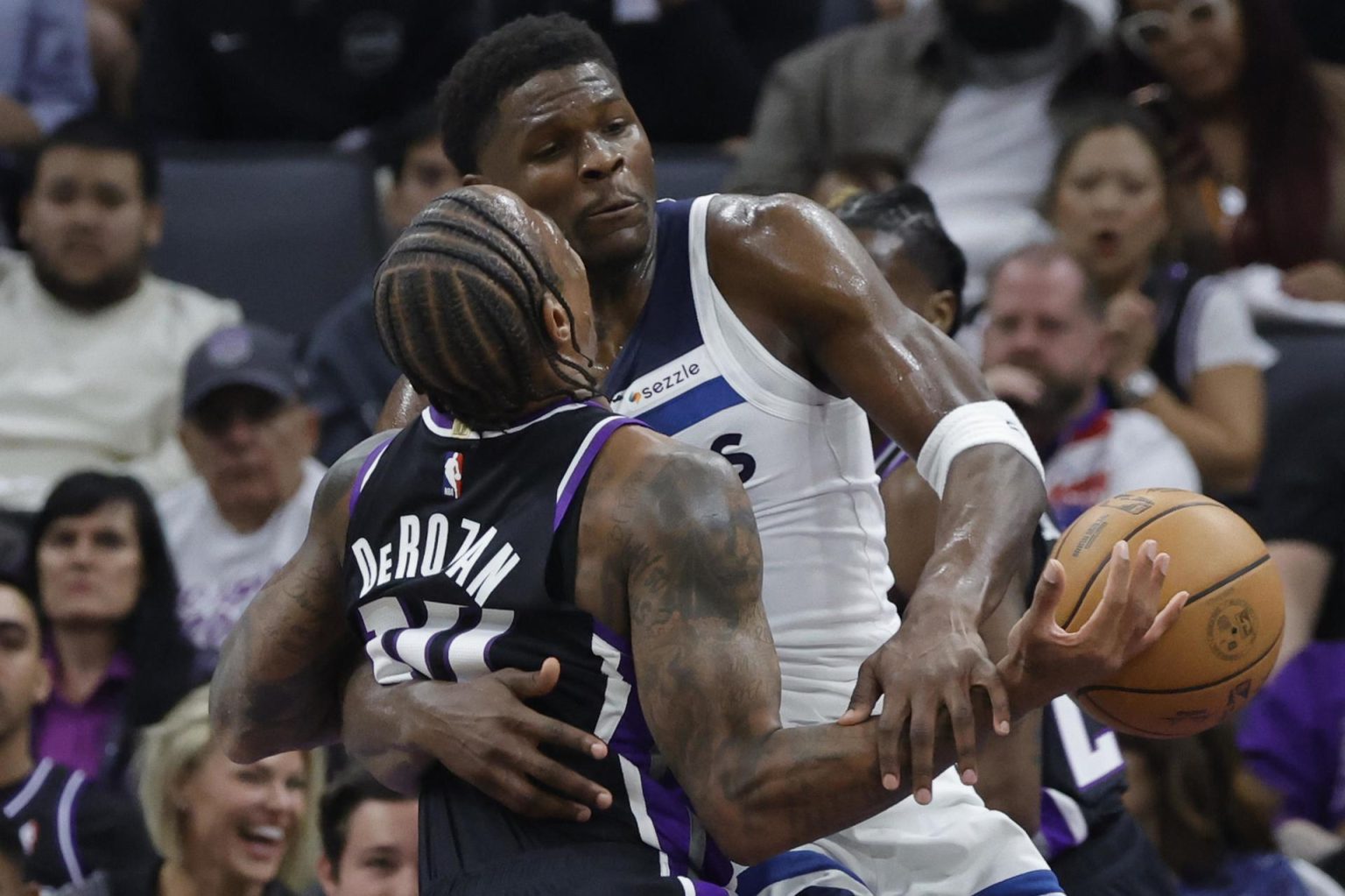 Los jugadores de los Sacramento Kings DeMar DeRozan (iz) y de los Minnesota Timberwolves, Anthony Edwards, durante el partido de la liga regular de la NBA, este jueves. EFE/EPA/JOHN G. MABANGLO