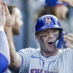 Pete Alonso de los Mets celebra este lunes su carrera impulsada por un hit de su compañero Starling Marte en la novena entrada del segundo juego de la Serie de la Liga Nacional de las Grandes Ligas en Los Ángeles. EFE/EPA/CAROLINE BREHMAN