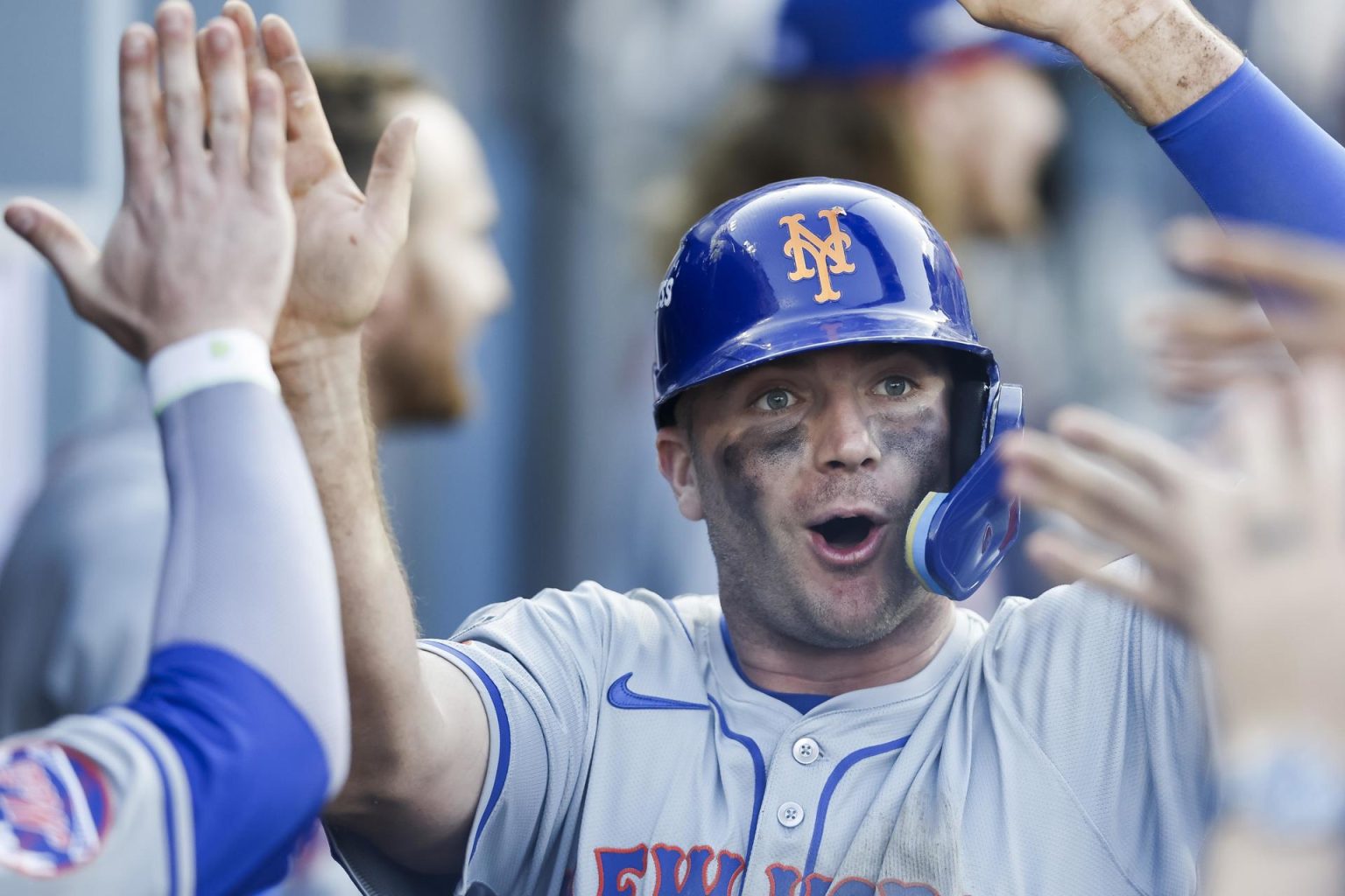 Pete Alonso de los Mets celebra este lunes su carrera impulsada por un hit de su compañero Starling Marte en la novena entrada del segundo juego de la Serie de la Liga Nacional de las Grandes Ligas en Los Ángeles. EFE/EPA/CAROLINE BREHMAN