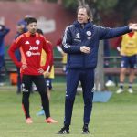 Fotografía cedida por la Federación de Fútbol de Chile (FFCh) del seleccionador Ricardo Gareca durante un entrenamiento este martes en Santiago de cara al partido de eliminatorias del Mundial de 2026, el 10 de octubre, contra Brasil. EFE/ FFCh (SOLO USO EDITORIAL)