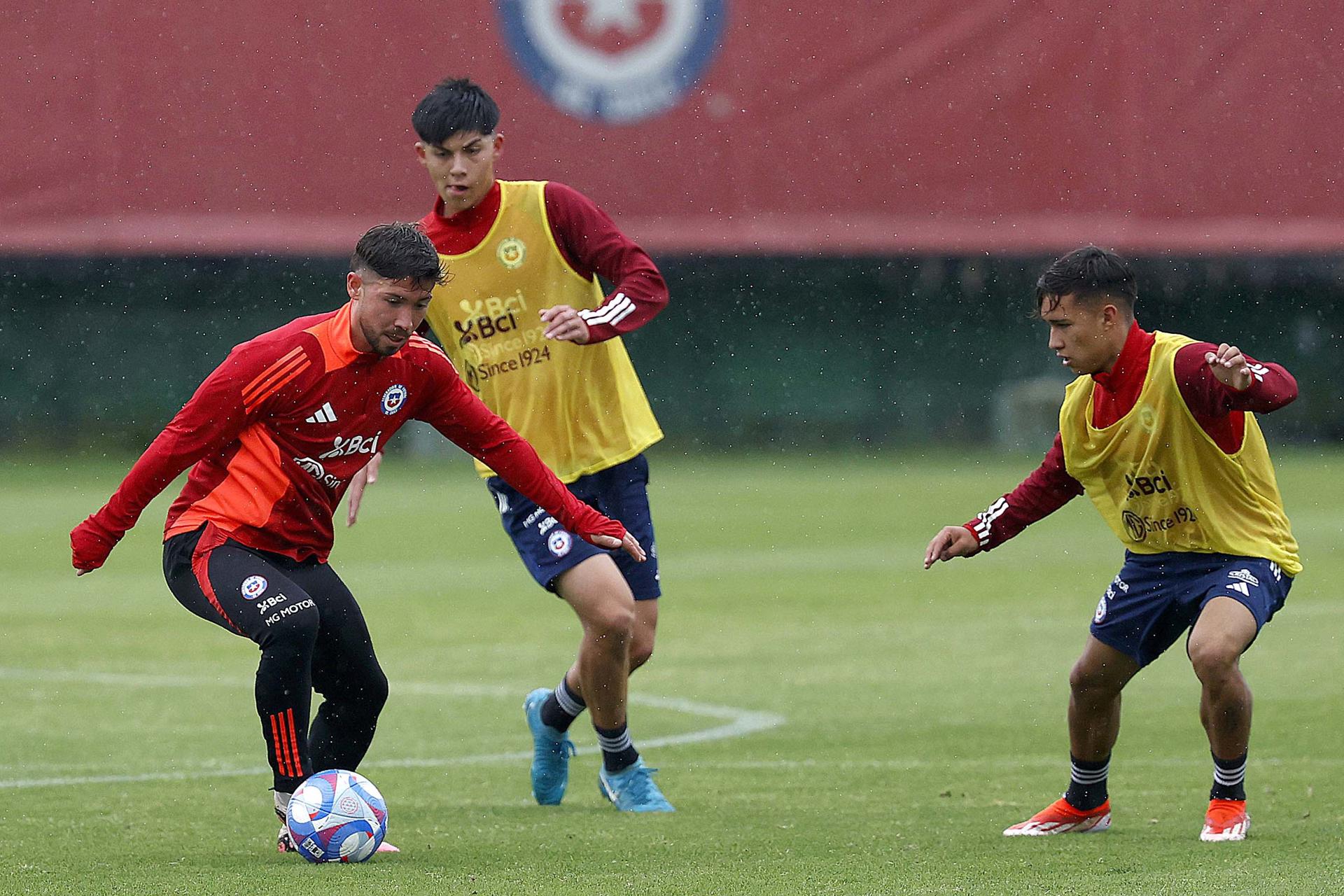 Fotografía cedida por la Federación de Fútbol de Chile (FFCh) del entrenamiento de este martes de la selección con miras al partido de eliminatorias del Mundial de 2026 de este 10 de octubre contra Brasil. EFE/ FFCh /SOLO USO EDITORIAL)
