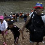 Migrantes caminan hacia la Estación Temporal de Recepción Migratoria (ETRM) en Lajas Blancas en Darién (Panamá). Archivo. EFE/ Bienvenido Velasco