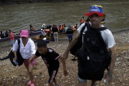 Migrantes caminan hacia la Estación Temporal de Recepción Migratoria (ETRM) en Lajas Blancas en Darién (Panamá). Archivo. EFE/ Bienvenido Velasco