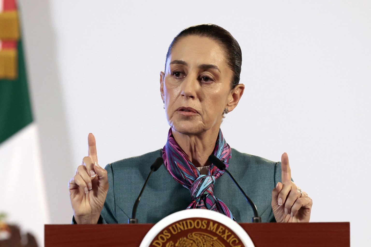 La presidenta de México, Claudia Sheinbaum, participa este martes en una rueda de prensa matutina en Palacio Nacional de la Ciudad de México (México). EFE/ José Méndez