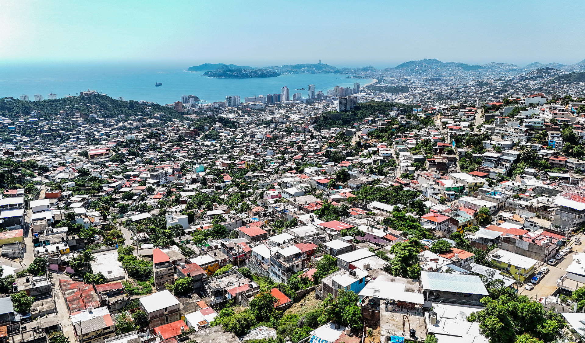 Fotografía de una zona afectada tras el paso del huracán 'Otis', en el balneario de Acapulco, este jueves, en el estado de Guerrero (México). EFE/ David Guzmán.
