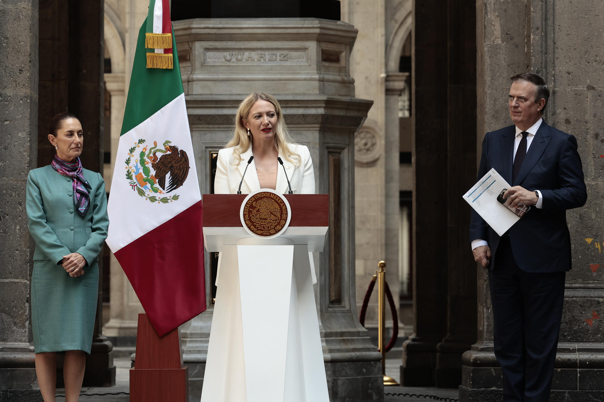 La directora ejecutiva de México Pacific, Sarah Bairstow (c), participa este martes durante una rueda de prensa en el marco de la cumbre de alto nivel entre líderes y empresarios de México y Estados Unidos realizada en Palacio Nacional de la Ciudad de México (México). EFE/José Méndez
