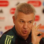 El entrenador de la Selección Mexicana de fútbol, Javier Aguirre, habla durante una rueda de prensa este lunes, previo a un partido amistoso ante la selección de Estados Unidos, en el Estadio Akron de la ciudad de Guadalajara, Jalisco (México). EFE/ Francisco Guasco