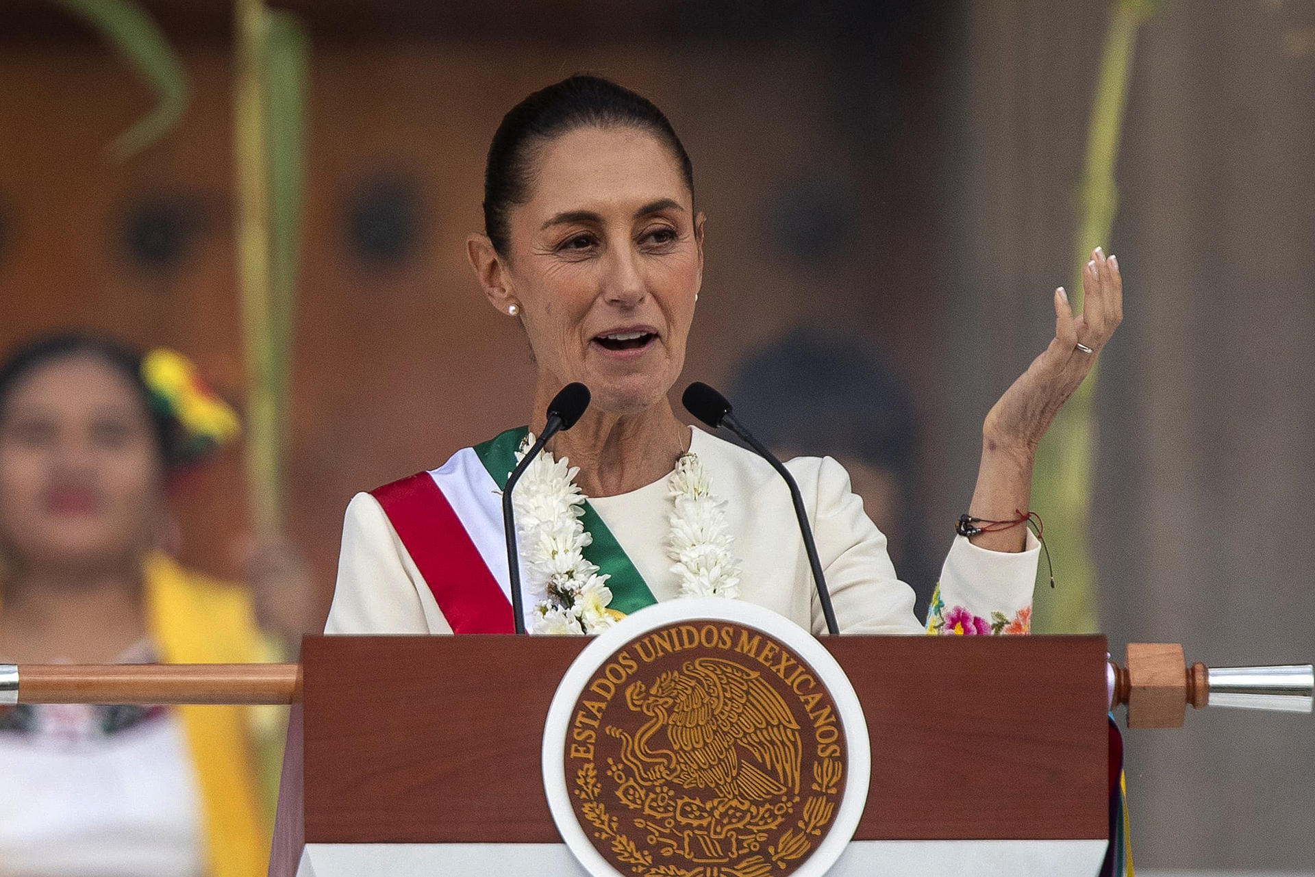 La presidenta de México, Claudia Sheinbaum, habla después de participar en la ceremonia de entrega del bastón de mando, por parte de representantes de los pueblos indígenas, este martes en Ciudad de México (México). EFE/Isaac Esquivel
