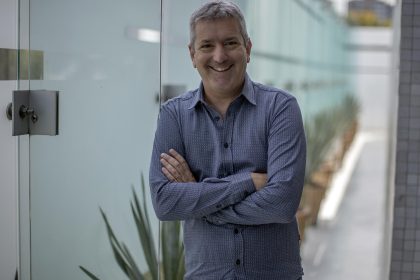 El escritor peruano Santiago Roncagliolo, posa durante una entrevista con EFE este viernes, en la Ciudad de México (México). EFE/ Isaac Esquivel