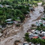 Fotografía aérea de una creciente del río de San Agustín, tras el paso del huracán John, este viernes en Acapulco (México). EFE/David Guzmán