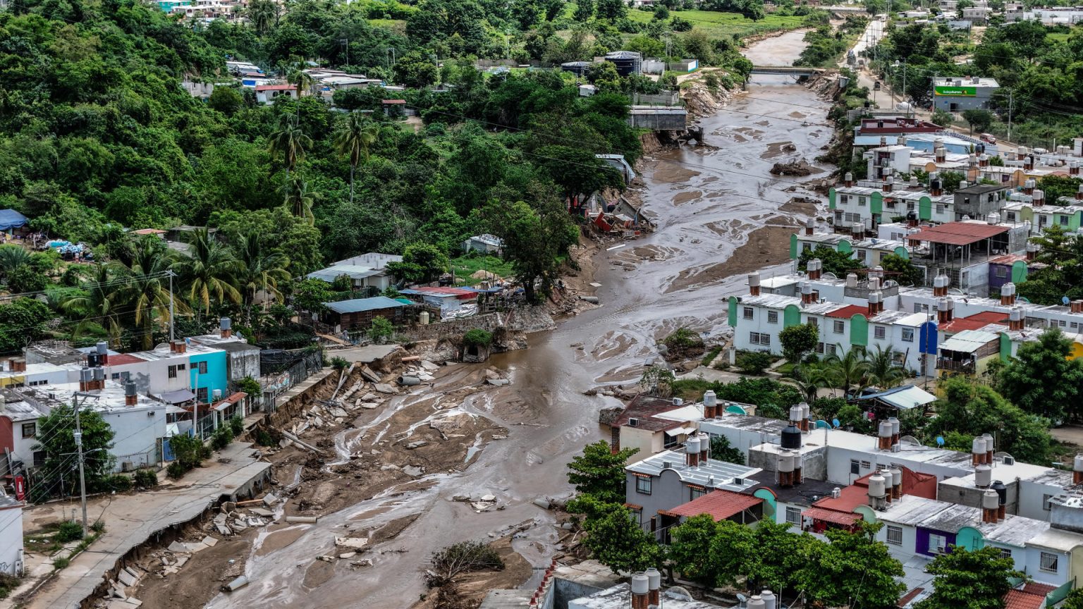 Fotografía aérea de una creciente del río de San Agustín, tras el paso del huracán John, este viernes en Acapulco (México). EFE/David Guzmán