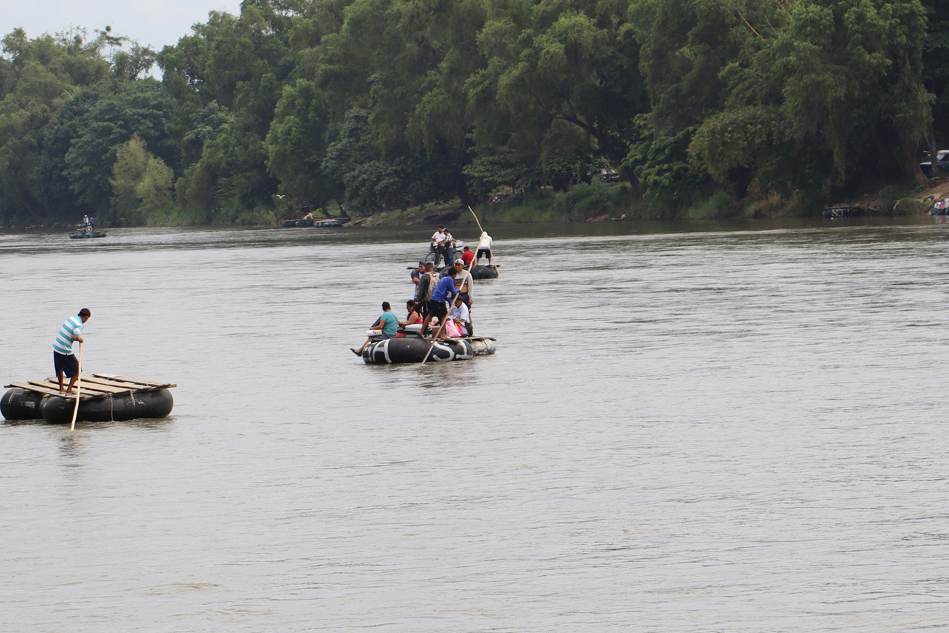 Migrantes cruzan en pequeñas embarcaciones el río Suchiateen este viernes, en Suchiate (México). EFE/ Juan Manuel Blanco
