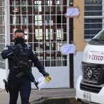 Un integrante de la policía estatal resguarda un inmueble de hospedaje este lunes, en el municipio de Tapachula en el estado de Chiapas (México). EFE/Juan Manuel Blanco