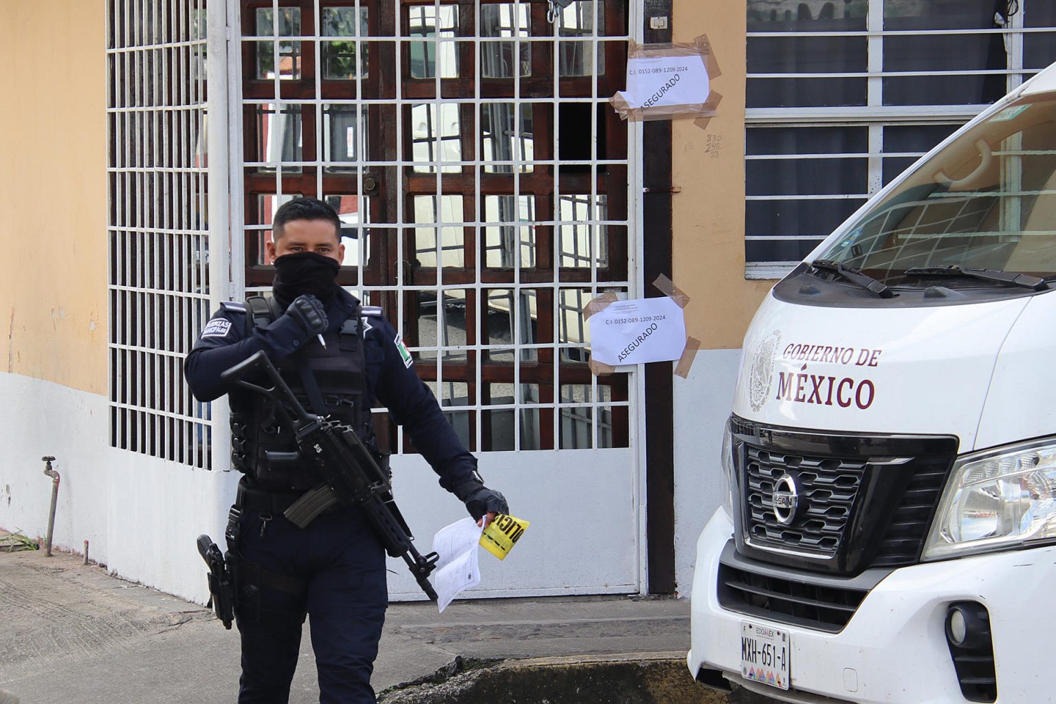 Un integrante de la policía estatal resguarda un inmueble de hospedaje este lunes, en el municipio de Tapachula en el estado de Chiapas (México). EFE/Juan Manuel Blanco