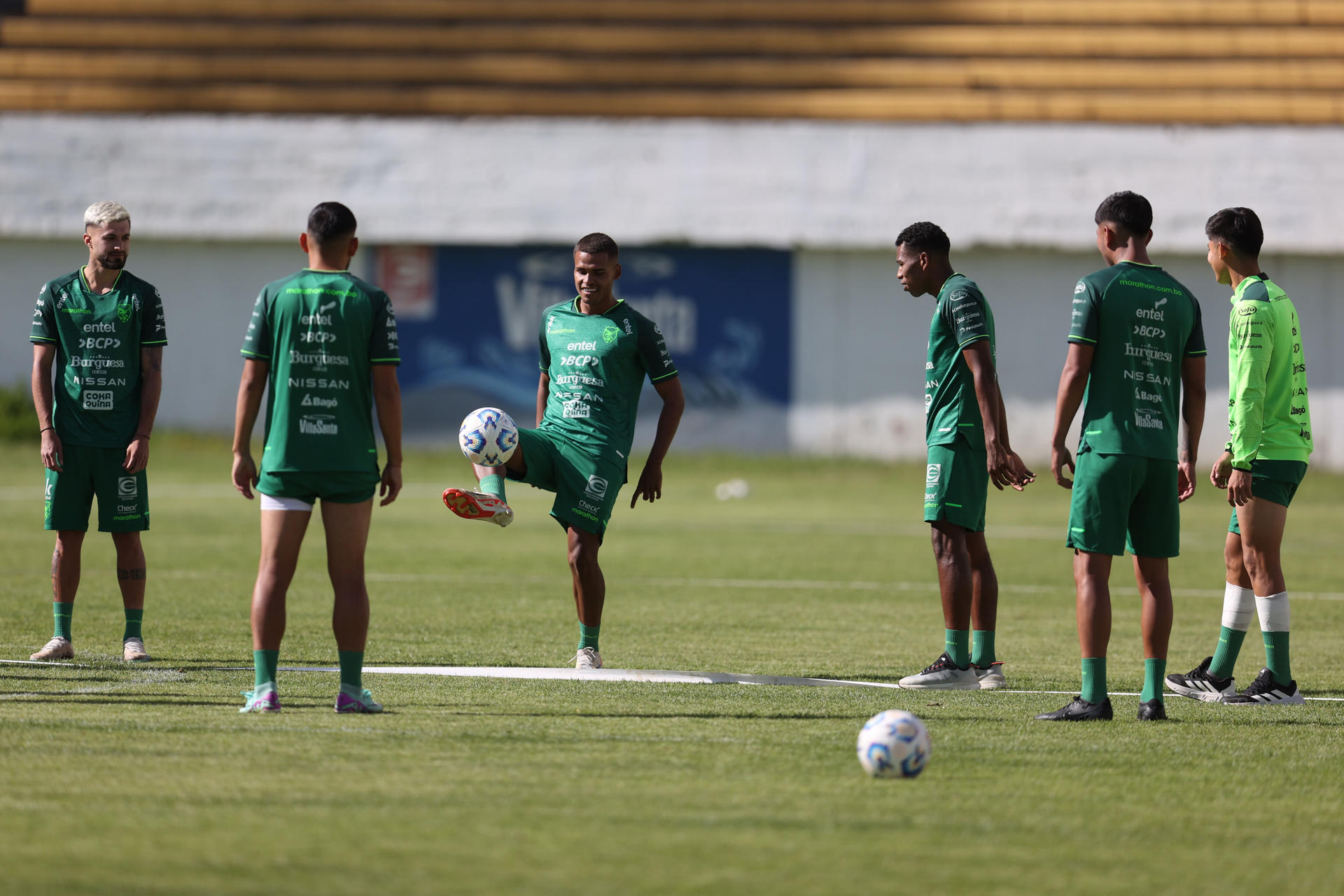 Jugadores de la selección boliviana de fútbol se entrenan en La Paz (Bolivia) para enfrentar a Argentina. EFE/ Luis Gandarillas
