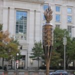 Fotografía de un detalle de la estatua con forma de antorcha que en su placa se denomina 'La llama perdurable de Donald Trump', este martes en la Freedom Plaza, cerca de la Casa Blanca en Washington (EE.UU.). EFE/Esteban Capdepon