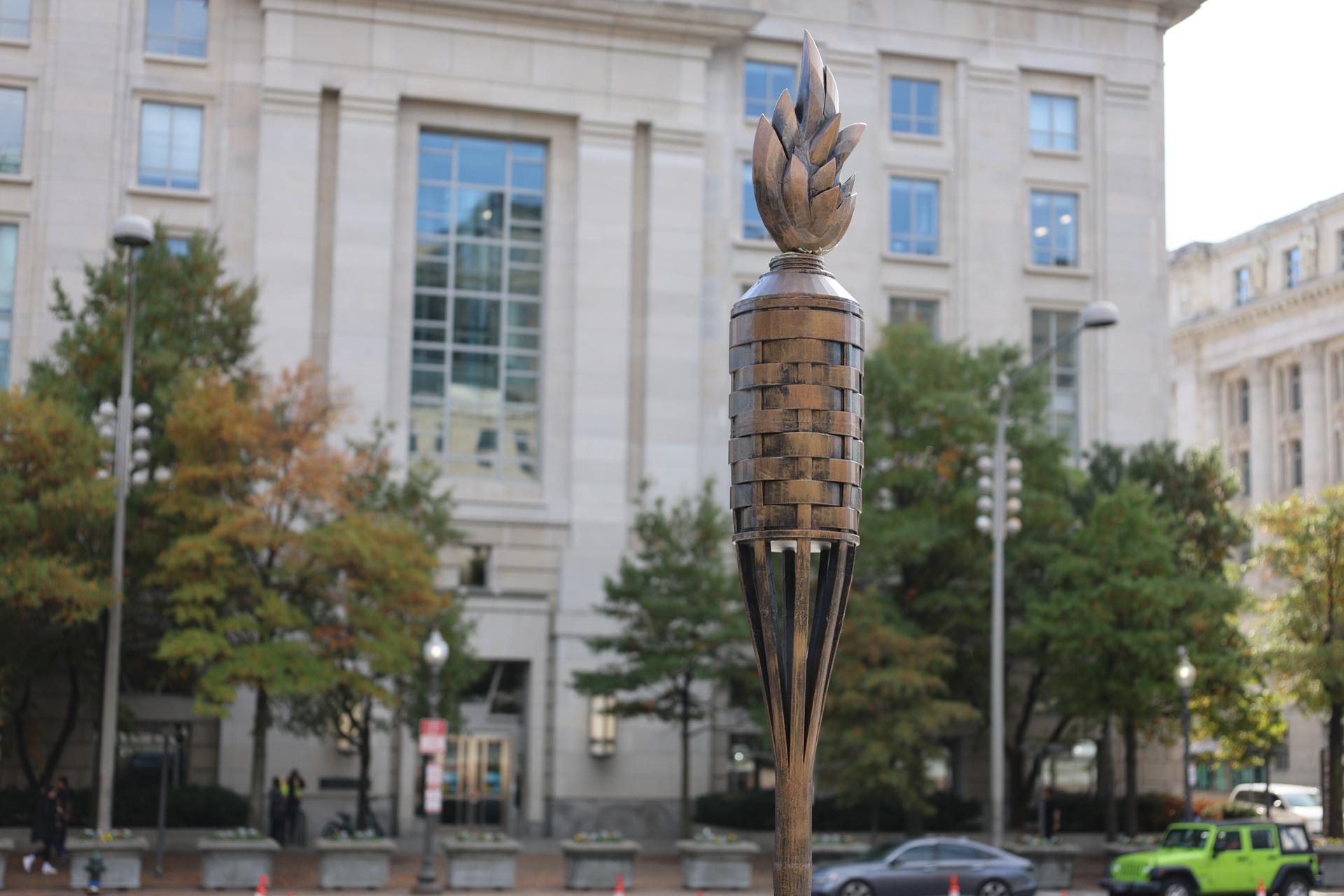 Fotografía de un detalle de la estatua con forma de antorcha que en su placa se denomina 'La llama perdurable de Donald Trump', este martes en la Freedom Plaza, cerca de la Casa Blanca en Washington (EE.UU.). EFE/Esteban Capdepon
