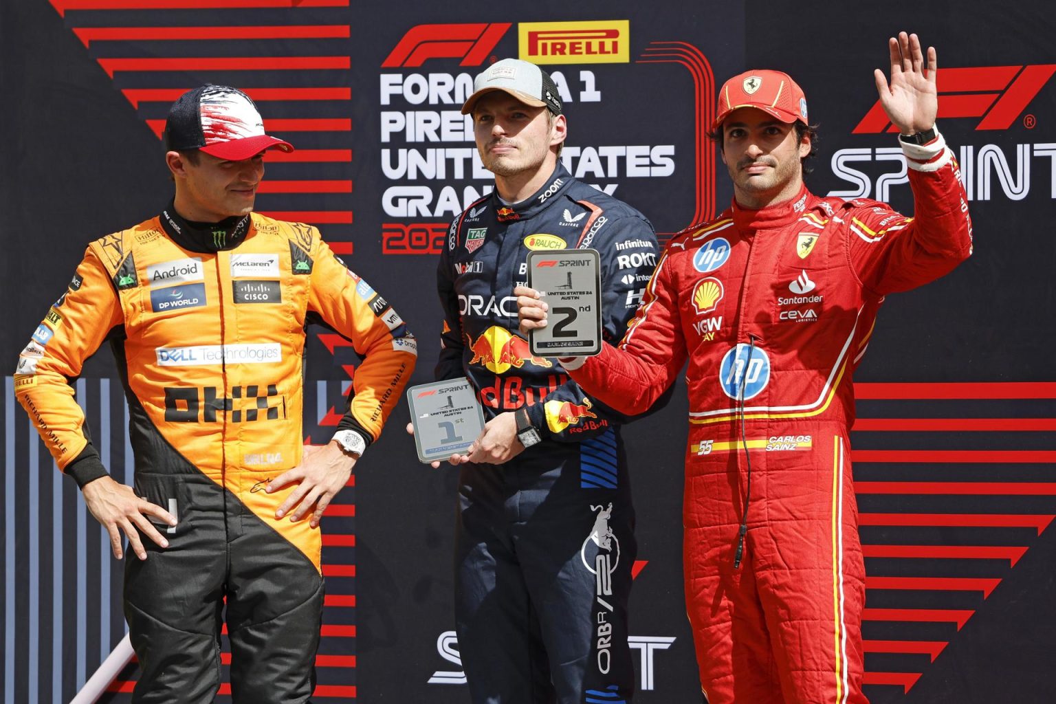 Carlos Sainz de España para el equipo Ferrari (d), saluda a la multitud después de su segundo puesto, mientras Max Verstappen de los Países Bajos para el equipo Red Bull Racing, primer lugar, y Lando Norris del Reino Unido para el equipo McLaren (i). EFE/EPA/JOHN MABANGLO