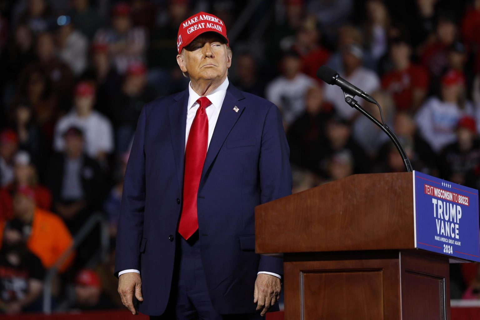 Fotografía del 6 de octubre de 2024 del ex presidente estadounidense Donald Trump durante un mitín de campaña en Wisconsin (Estados Unidos). EFE/ Jeffrey Phelps