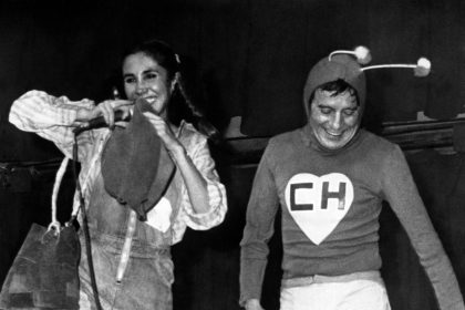 Imagen de archivo del actor Roberto Gómez Bolaños, conocido como Chespirito, durante una grabación del programa Chapulin Colorado. EFE/rsa