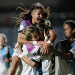 Jugadoras de Libertad celebran la exhibición de este jueves en el comienzo de la Copa Libertadores femenina a expensas del club venezolano Adiffem en el estadio asunceno Arsenio Erico. EFE/ Juan Pablo Pino