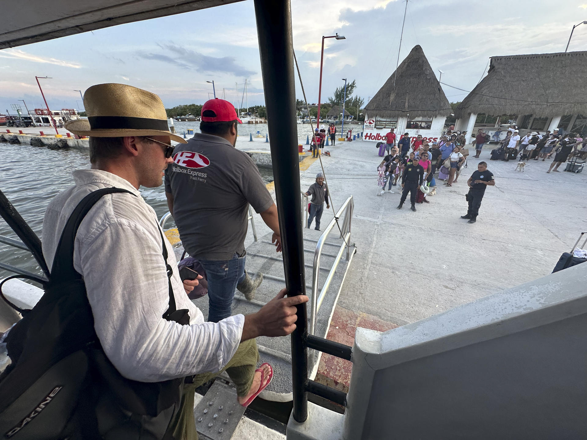 Turistas son evacuados por autoridades de la isla de Holbox ante la llegada del huracán Milton, este lunes en Quintana Roo (México). EFE/Alonso Cupul
