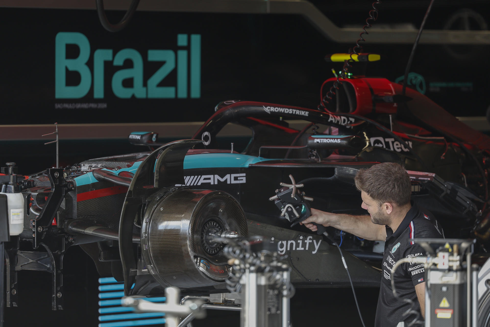 Mecánicos de la escudería Mercedes trabajan en el vehículo del piloto británico Lewis Hamilton, durante las primeras actividades en el circuito de Interlagos, sede del próximo Gran Premio de F1 en Sao Paulo (Brasil). EFE/ Sebastião Moreira
