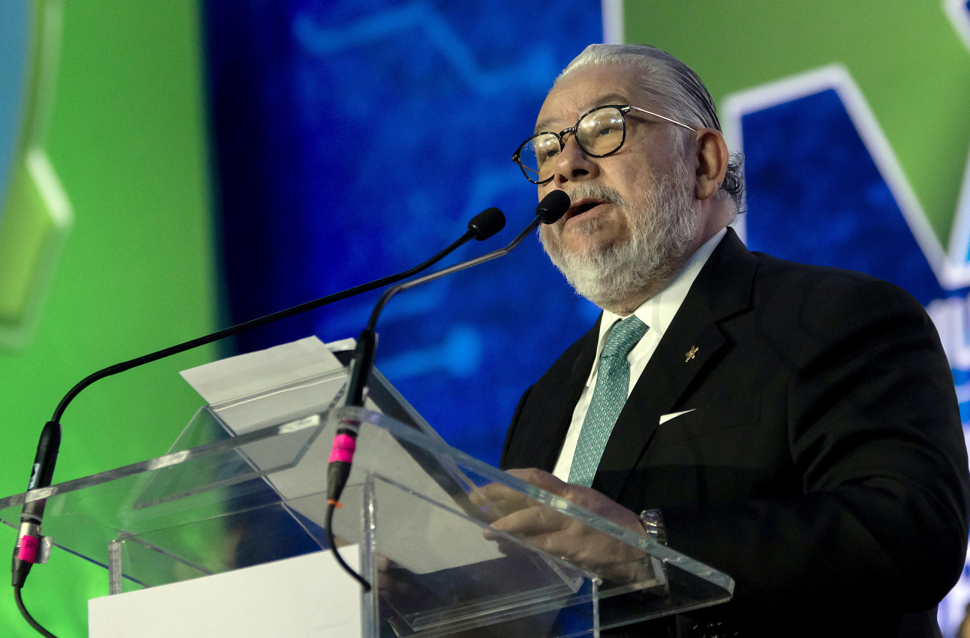 El presidente de la Confederación de Cámaras Industriales de México (CONCAMIN) Alejandro Malagón, habla durante la reunión anual de industriales este lunes, en las instalaciones de Cintermex en la ciudad de Monterrey (México). EFE/Miguel Sierra
