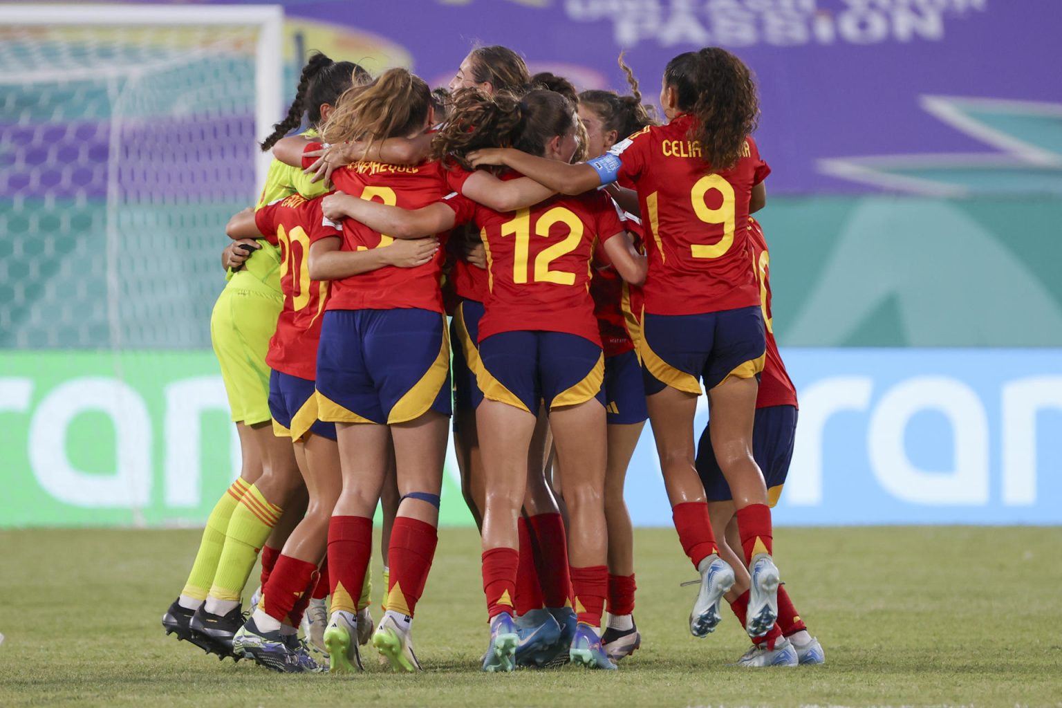 Jugadoras de España celebra al final este sábado, de un partido del grupo B de la Copa Mundial Femenina sub-17. EFE/ Orlando Barría