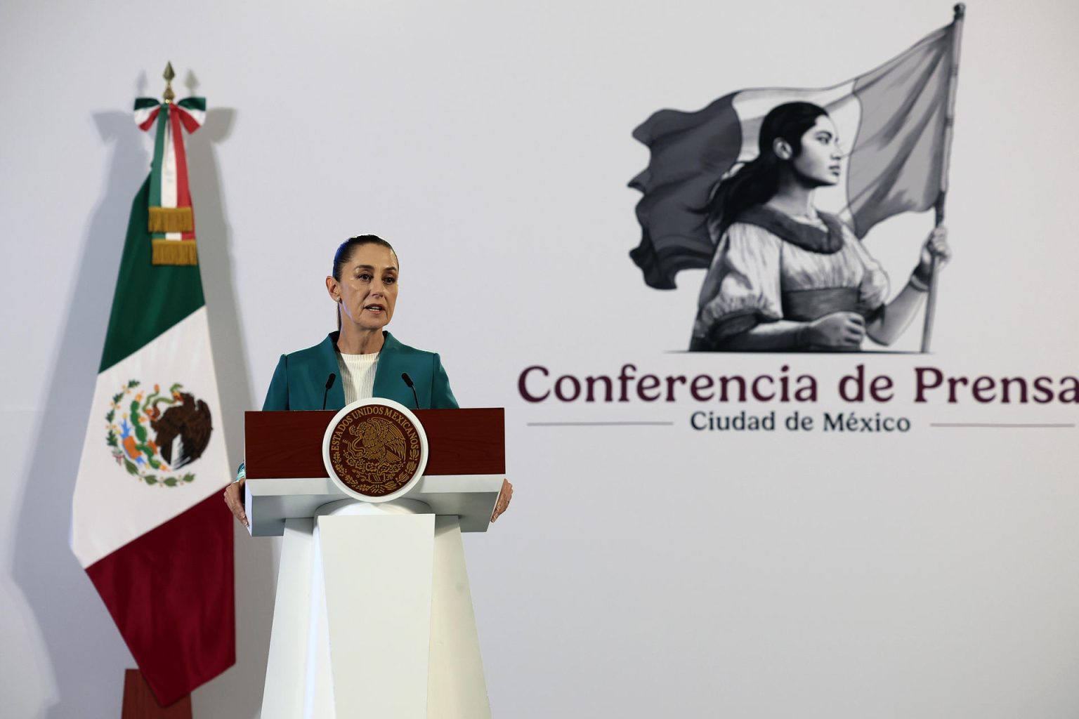 La presidenta de México, Claudia Sheinbaum, habla este lunes durante su conferencia de prensa matutina en Palacio Nacional de la Ciudad de México (México). EFE/ José Méndez