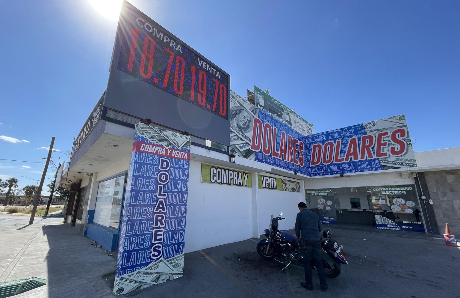 Una persona acude una casa de cambio, el 21 de octubre de 2024, en Ciudad Juárez en el estado de Chihuahua (México). EFE/Luis Torres