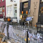 Fotografía del miércoles 30 de octubre donde se muestra la fachada de una casa decorada para Halloween con una pancarta de la formula electoral Harris-Walz en Washington (Estados Unidos). EFE/Esteban Capdepon