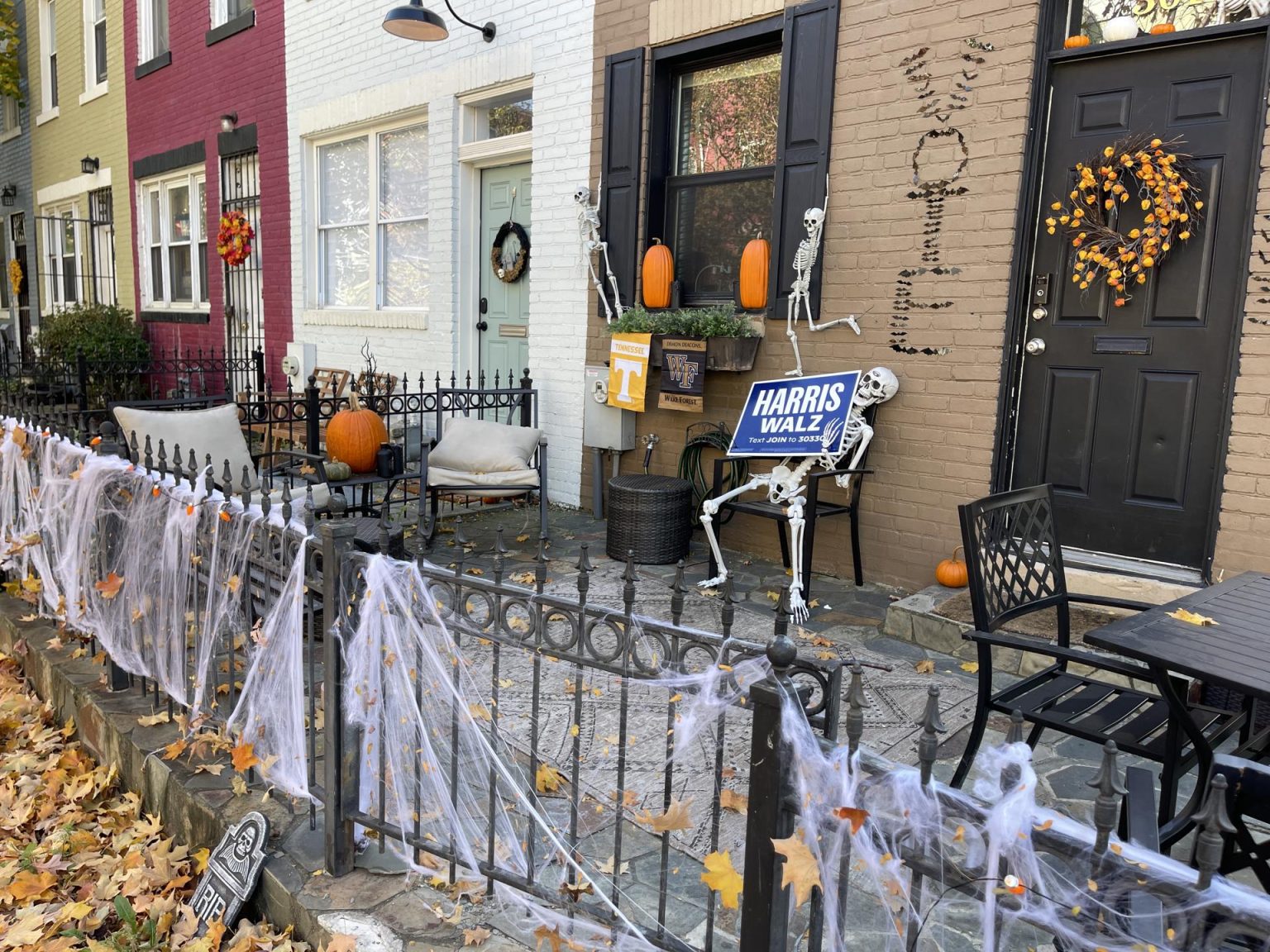 Fotografía del miércoles 30 de octubre donde se muestra la fachada de una casa decorada para Halloween con una pancarta de la formula electoral Harris-Walz en Washington (Estados Unidos). EFE/Esteban Capdepon