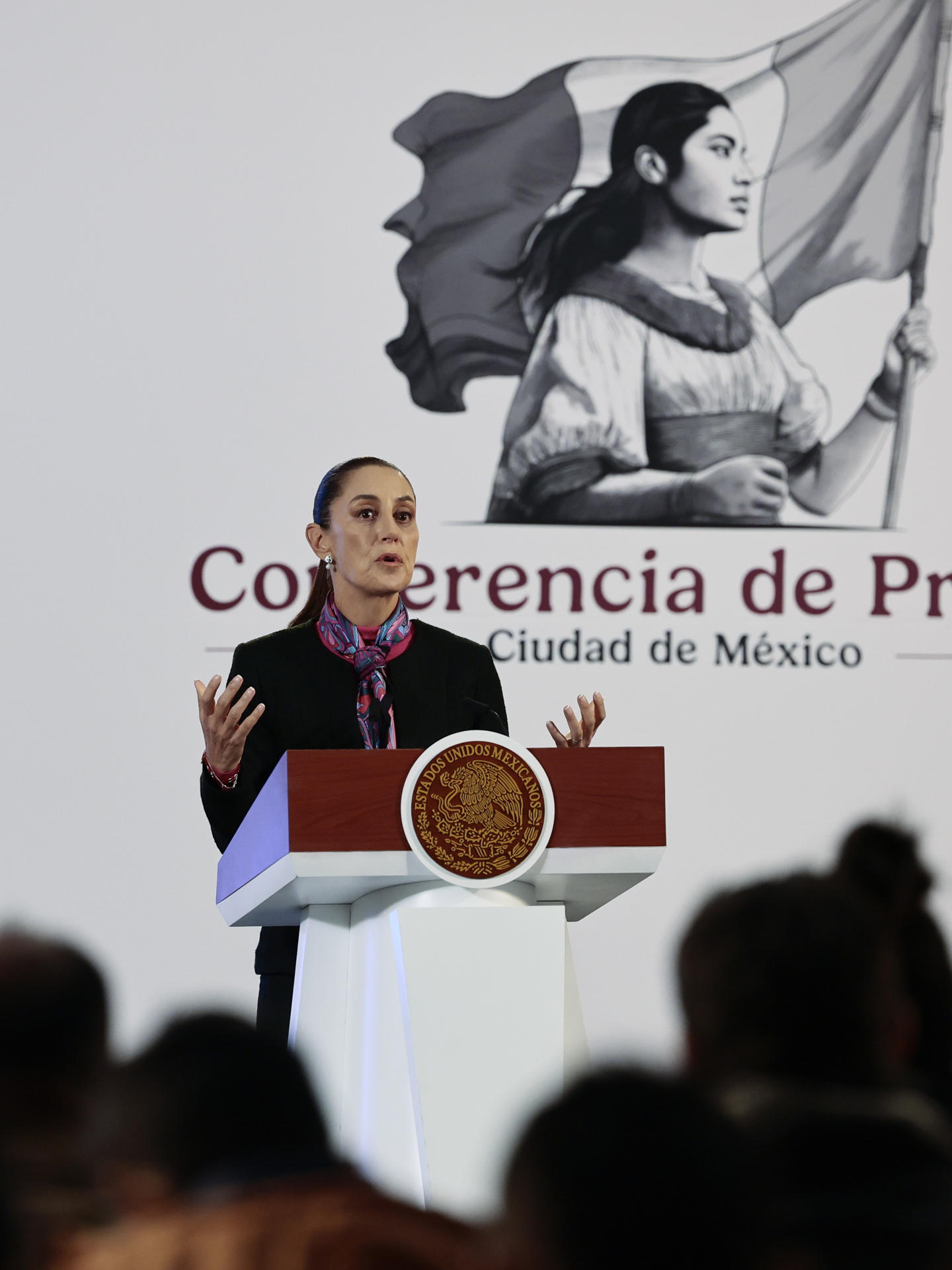 La presidenta de México, Claudia Sheinbaum, habla durante una conferencia de prensa este viernes, en el Palacio Nacional de la Ciudad de México (México). EFE/ José Méndez
