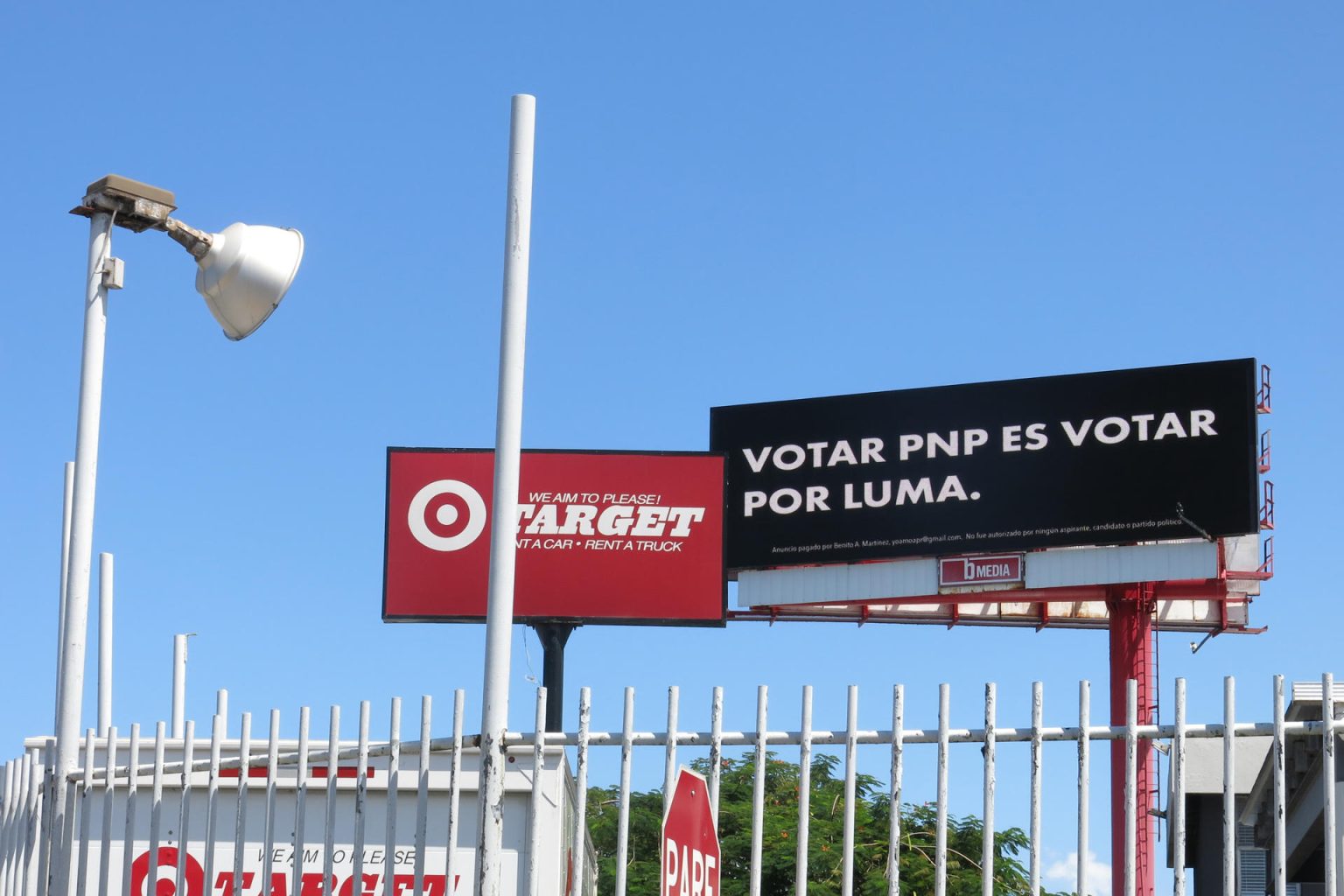 Fotografía del 25 de septiembre de 2024 donde se muestra un cartel del Partido Nuevo Progresista (PNP) en una calle de San Juan (Puerto Rico). EFE/ Esther Alaejos