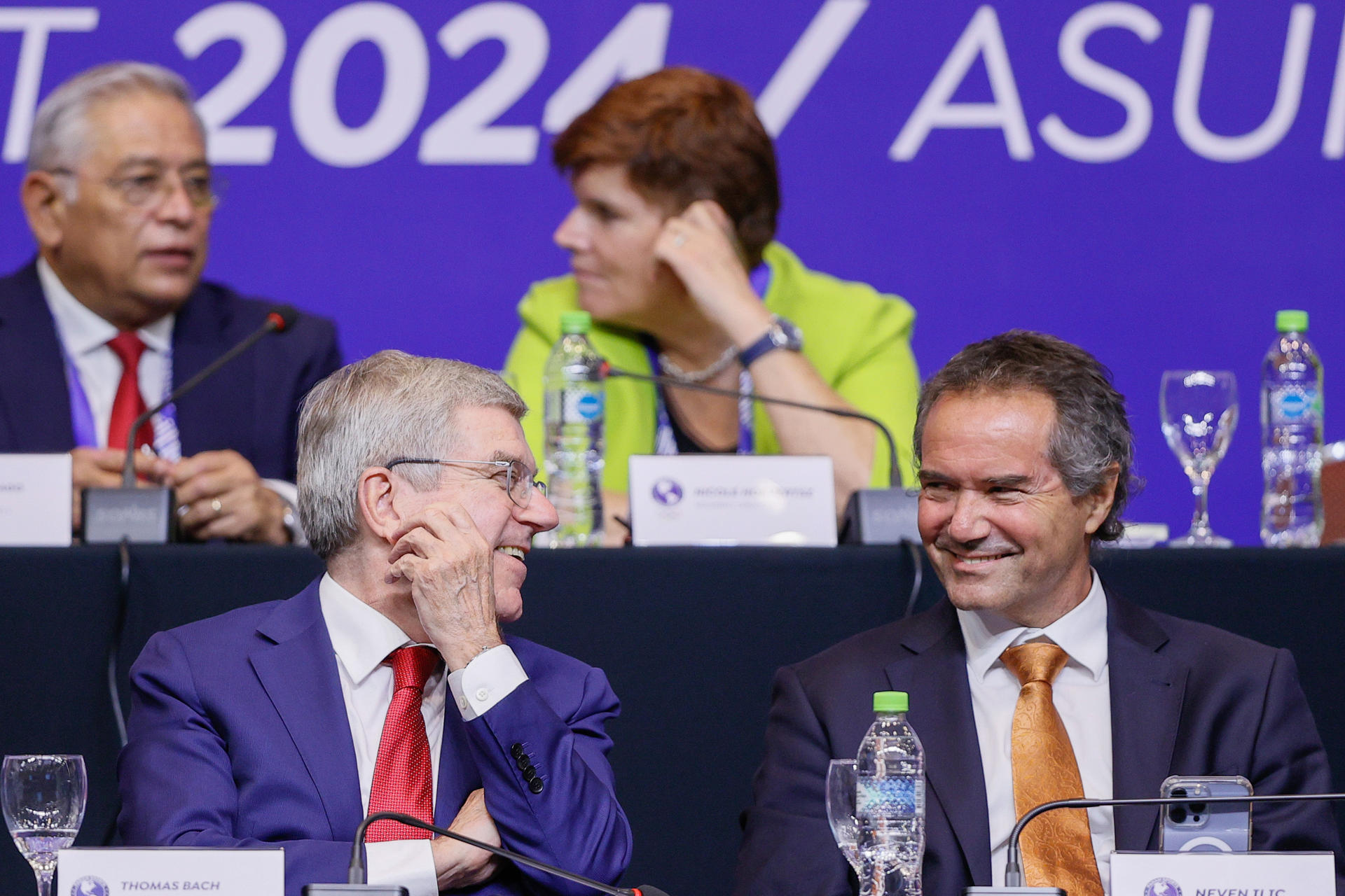 El presidente del Comité Olímpico Internacional  (COI), Thomas Bach (i), habla con el presidente de Panam Sports, Neven Ilic, durante la Asamblea General Panam Sports que comenzó este miércoles en la ciudad paraguaya de Luque. EFE/ Juan Pablo Pino
