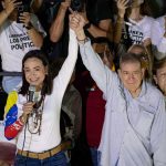 Imagen de archivo de la líder opositora venezolana, María Corina Machado (i), y el presidente de Venezuela, Edmundo González Urrutia (c), saludan a simpatizantes en el cierre de campaña de González Urrutia. EFE/ Ronald Peña R.