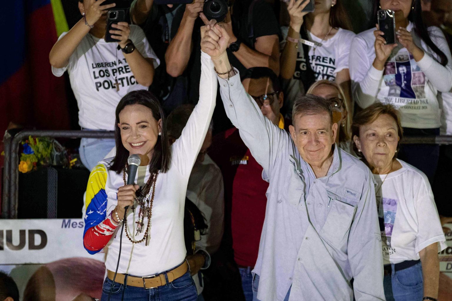 Imagen de archivo de la líder opositora venezolana, María Corina Machado (i), y el presidente de Venezuela, Edmundo González Urrutia (c), saludan a simpatizantes en el cierre de campaña de González Urrutia. EFE/ Ronald Peña R.