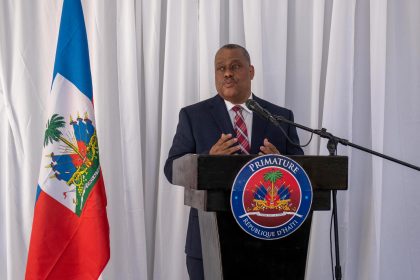 Imagen de archivo del primer ministro de Haití, Garry Conille, durante la posesión de su cargo, en una ceremonia realizada en las instalaciones oficiales de Villa d'Accueil en Puerto Príncipe (Haití). EFE/ Johnson Sabin