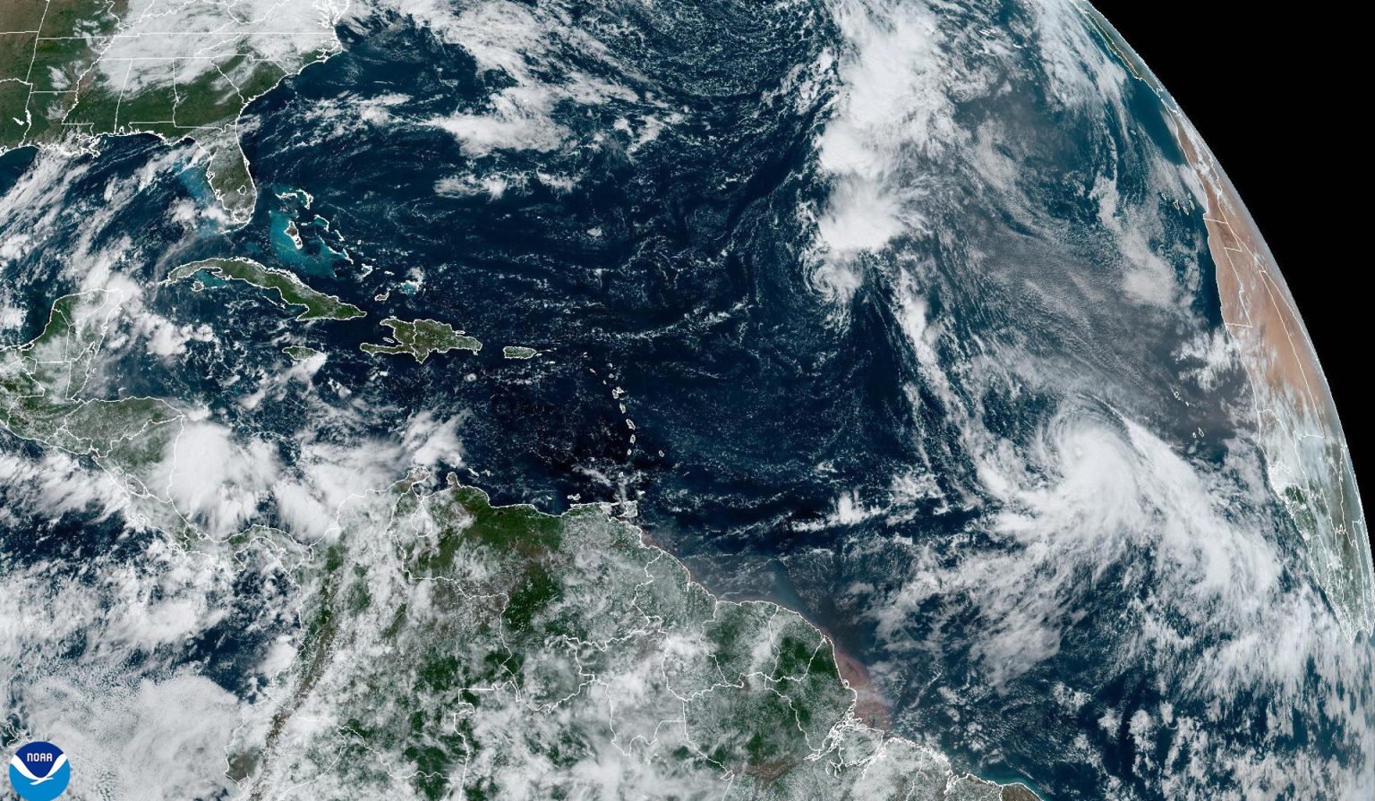 Fotografía satelital cedida por la Oficina Nacional de Administración Oceánica y Atmosférica (NOAA) a través del Centro Nacional de Huracanes (NHC) estadounidense donde se muestra la localización de la tormenta tropical Kirk (abajo) en el Atlántico. EFE/ Noaa-nhc /SOLO USO EDITORIAL/SOLO DISPONIBLE PARA ILUSTRAR LA NOTICIA QUE ACOMPAÑA (CRÉDITO OBLIGATORIO)