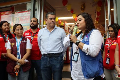 El presidente municipal, Yamil Melgar Bravo (c), participa en un acto protocolario este martes, en la ciudad de Tapachula en el estado de Chiapas (México). EFE/Juan Manuel Blanco