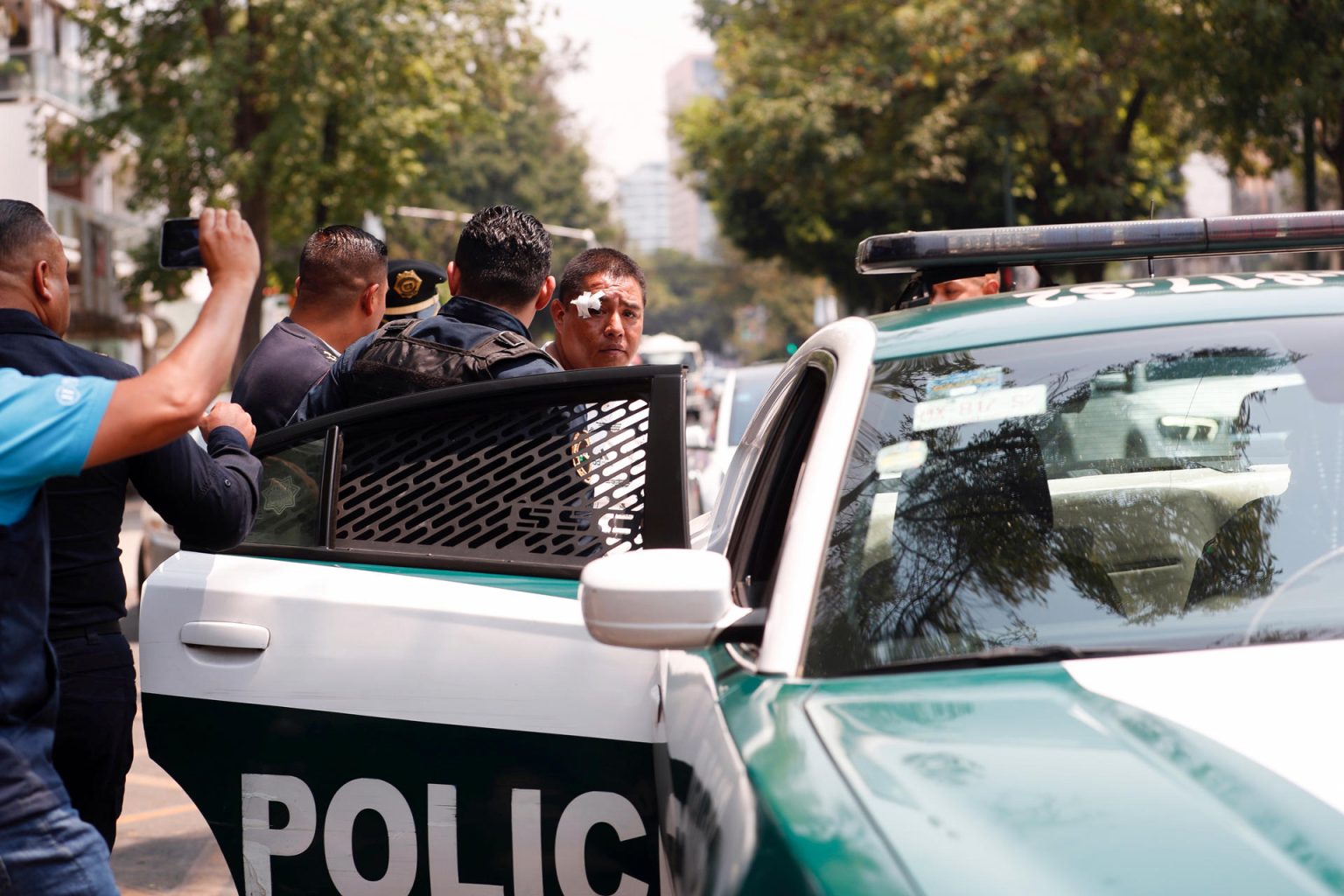 Imagen de archivo de policías de la capital mexicana que custodian a un delincuente a un vehículo oficial al exterior de las oficinas administrativas de la embajada de España, en Ciudad de México (México). EFE/ Sáshenka Gutiérrez